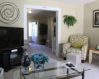 Charming vacation home for boaters, fishermen, and hunters. - Grand Rivers - Living room