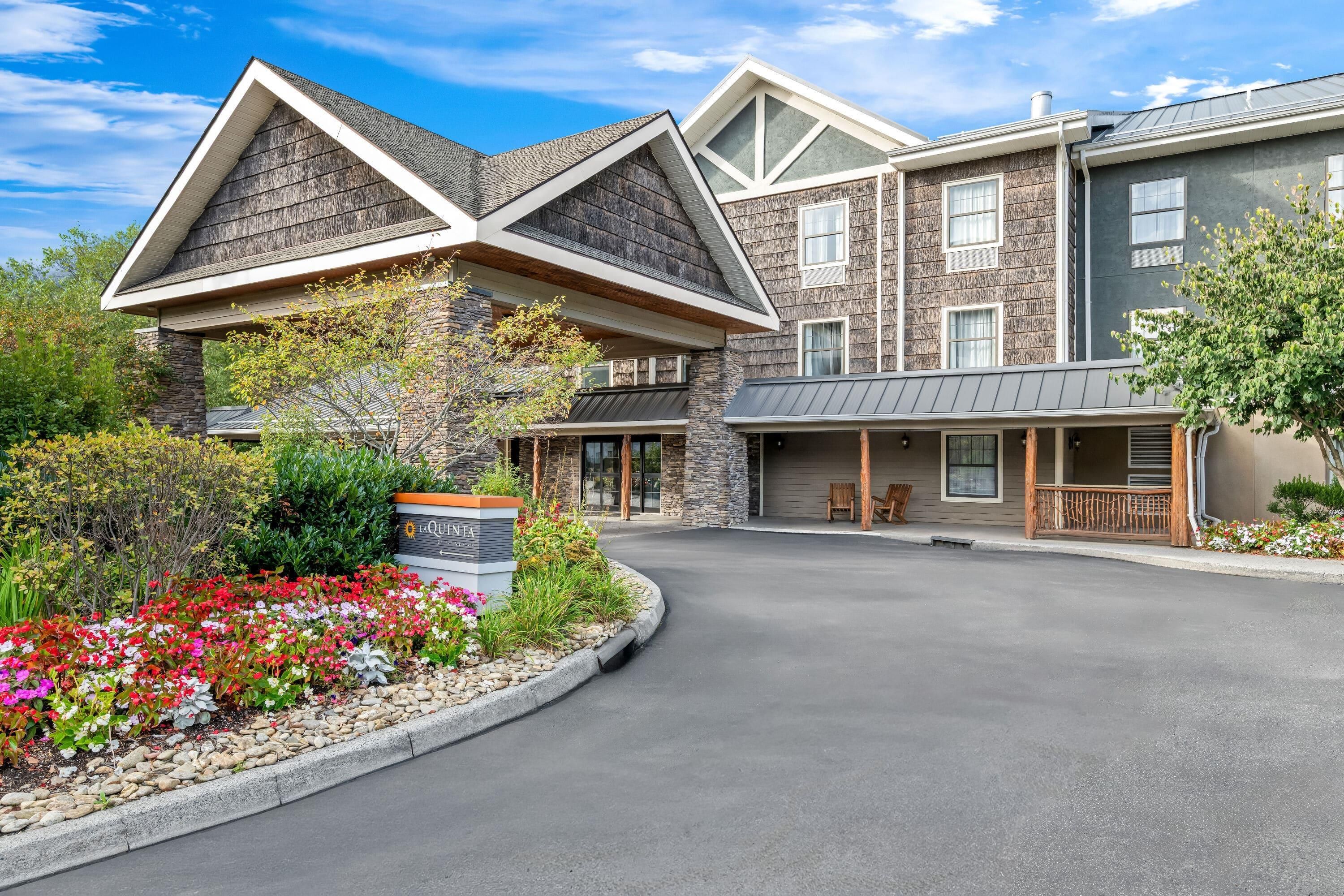 La Quinta Inn & Suites by Wyndham Boone University - Boone - Building