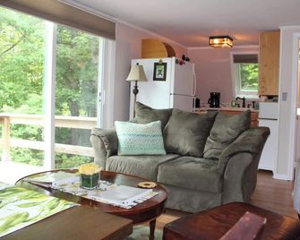 Cozy Apartment Overlooking Mount Washington In Rural Country Setting - Jackson - Living room