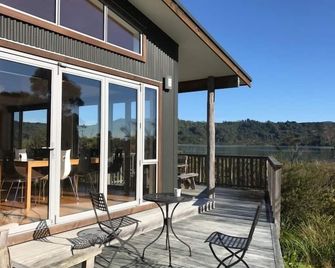 Stylish estuary-front bach - Collingwood - Balkon