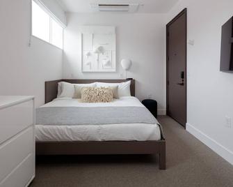 Downtown Mall Boutique Hotel Room above The Jefferson Theater - Charlottesville - Ložnice