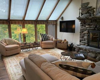 Ski & Mountain Getaway-Minutes to Okemo, Killington, Long Trail, and many lakes! - Plymouth - Sala de estar