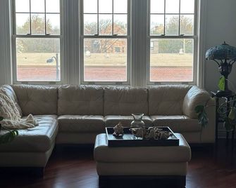 Beautiful condo with elevator right into your unit in North Kenwood Hyde Park. - Chicago - Phòng khách