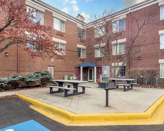 Extended Stay America Select Suites - Chicago - Westmont - Oak Brook - Westmont - Патіо