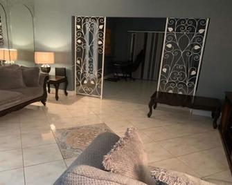 Charming 3-bedroom house with AC and WiFi in lovely Lauderhill - Lauderhill - Living room