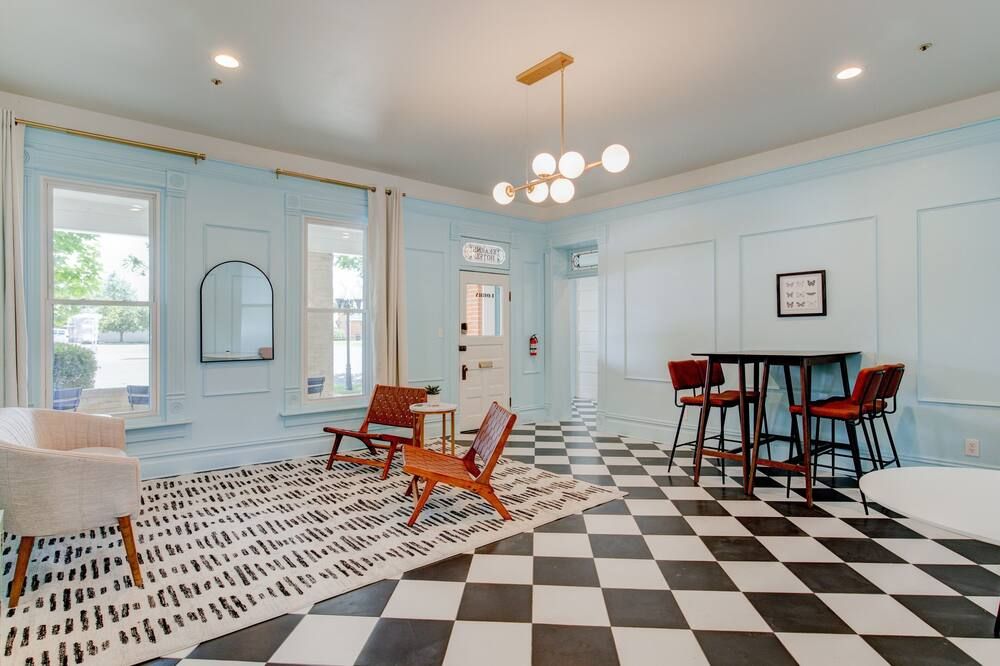Suite 2 | Historic Art City Inn - Springville - Wohnzimmer