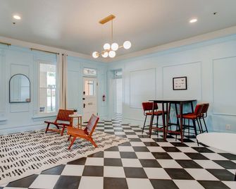 Suite 2 | Historic Art City Inn - Springville - Wohnzimmer