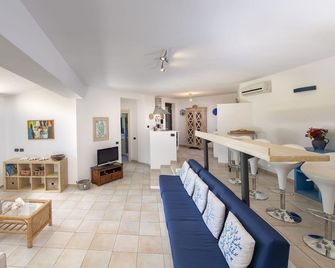 Cozy cottage 500m from the beach of Chia - Domus de Maria - Huiskamer