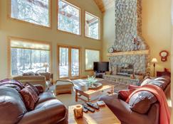 Deschutes Forest views with game room, pools, hot tub, & on-site golf - Sisters - Living room