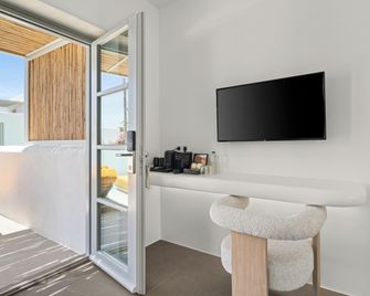 Mr & Mrs White Paros Suites & More - Naousa