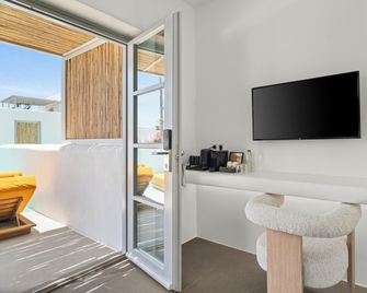 Mr & Mrs White Paros Suites & More - נאוסה