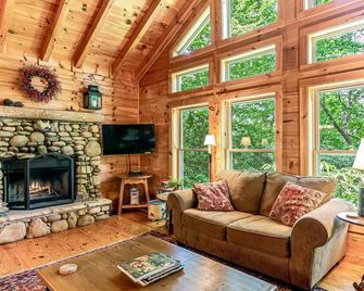 Breathe in the cool mountain air and let your cares melt away. Fall Discount - Lake Toxaway - Sala de estar