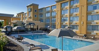La Quinta Inn & Suites by Wyndham Manchester - Manchester - Pool
