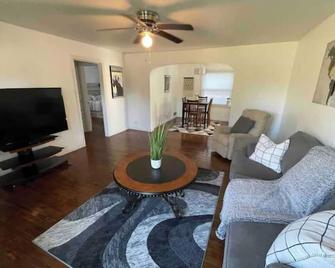 James’ Modern Cheerful Home! - Ponca City - Obývací pokoj