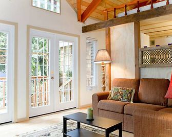 Famous Serenity Lodge at Lily Point - Point Roberts - Living room