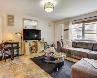 8 Mi to Long Beach: Cozy Apt w/ Fenced Yard! - Baldwin - Sala de estar
