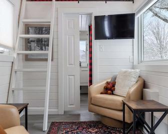Maple Sugar Shack Tiny House w/hot tub & river by Stowe - Cambridge - Living room