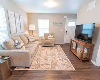 Full Kitchen, In-Suite Laundry, Wi-Fi, and Parking - Wasilla - Living room