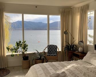 Private Lakefront Beach House off Naramata Bench with sauna and hot tub - Penticton - Bedroom