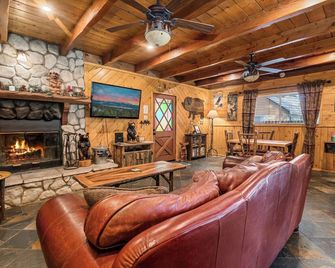 2-bedroom dog-friendly cabin, with spa & fireplace, just steps to the Lake!! - Big Bear Lake - Living room