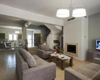 4 Seasons Villas - Plataria - Living room