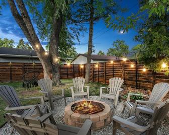 Ex-player's home, Hot Tub, Cinema, walk 2 Lambeau - Green Bay - Patio