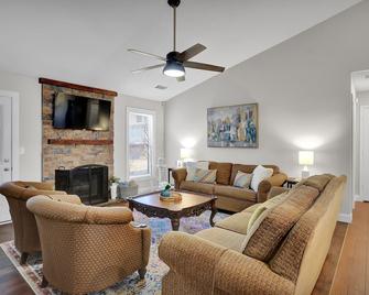 The Sweet Home! Minutes from Mall of GA and Suwannee! - Sugar Hill - Living room