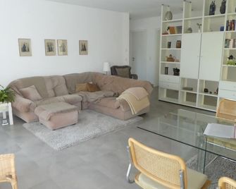 großzügige,zetrumsnahe Wohnung - درسدين - غرفة معيشة