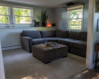 8 Acre Lower-Level Hobby Farm Getaway - Prior Lake - Living room