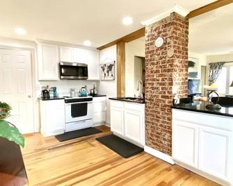 Italian Cottage; A part of the Uptown Collective - Englewood - Keuken
