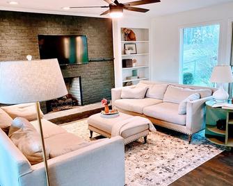 Mid-century modern home in Abbeville, SC - Abbeville - Sala de estar