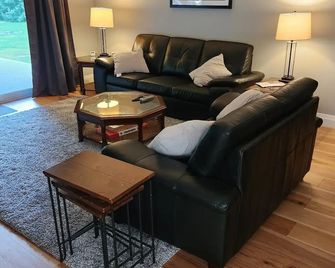 Newly Built 3 Bedroom Cottage, Steps to the Beach - Kincardine - Living room