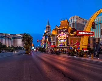 Best Western Plus Casino Royale - Las Vegas - Living room