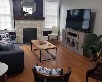 The Moise Manor - Sumter - Living room