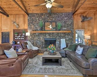 Waterfront Deck Home on Ouachita River! - Arkadelphia - Living room