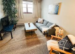 Cozy 1-Bedroom Close To Ndsu And Downtown (Apt 2) - Fargo - Living room