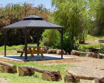 Dutch's Retreat - Your Death Valley Base Camp - Shoshone - Patio