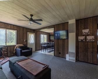 Mud Creek Cottage - Cheboygan - Living room