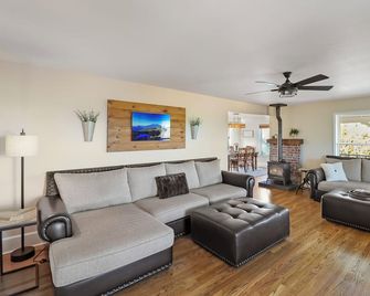 Spacious Farmhouse/hot tub/game room/Mt. views/fire pit/fishing ponds - Redding - Living room