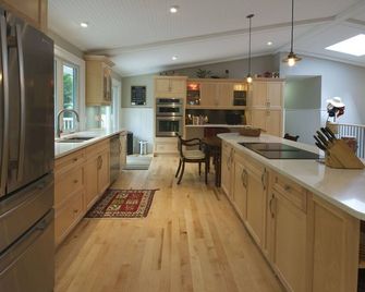 East Meets West: Right Across From The Beach! - Lambton Shores - Kitchen