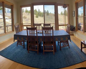 Stars and Serenity, Connection or Off Grid, welcome to Mission Meadows Retreat! - Livingston - Dining room