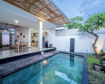 半月別墅酒店 - 坎古 - 科洛布坎 - 游泳池