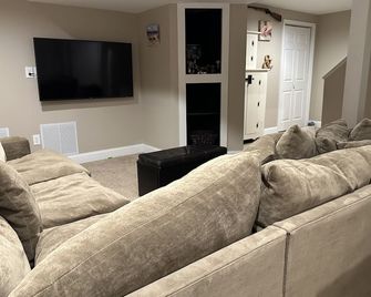 The Gray Horse - Saratoga Springs - Living room