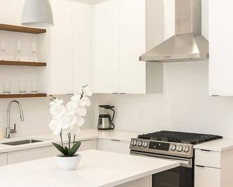 Modern, New 3 bed, 2 bath Apt near Manhattan - Jersey City - Kitchen