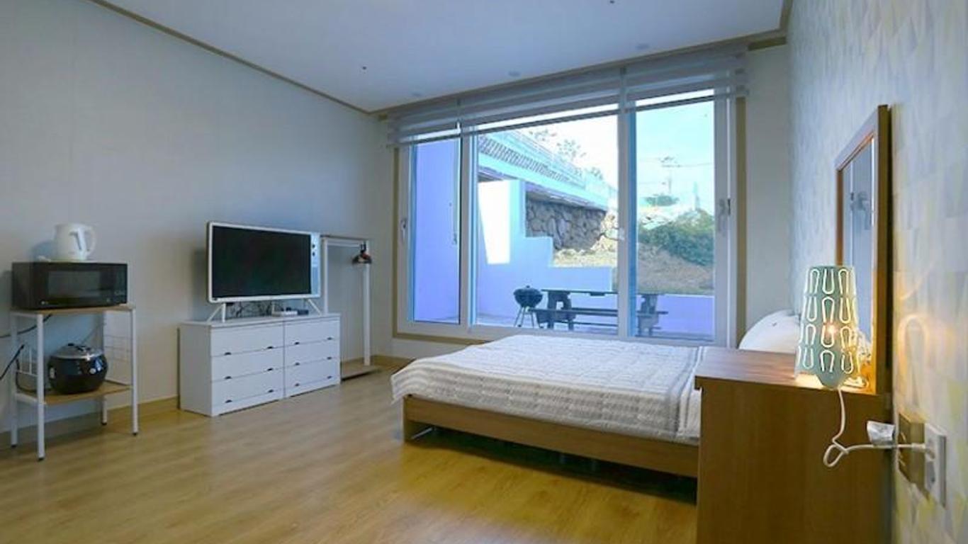 Flora Hostel Pension