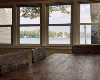 Private Lake, Sleeps 11, Near Shipshewana, 4 Bedrooms, 2 Baths - Howe - Essbereich