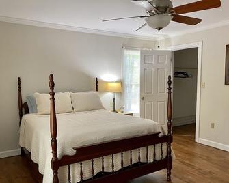 Located 10 Minutes from Downtown Aiken - Aiken - Bedroom