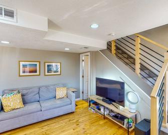 The Carriage House - Denver - Living room