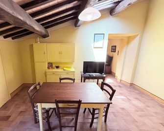 Elegant Farmhouse Retreat in Poreta, Italy - Campello Sul Clitunno - Eetruimte