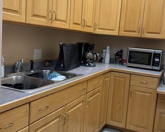 Walk to Steele County Fair Ground park with 3 parking spaces, sleep 5, have AC. - Owatonna - Kitchen